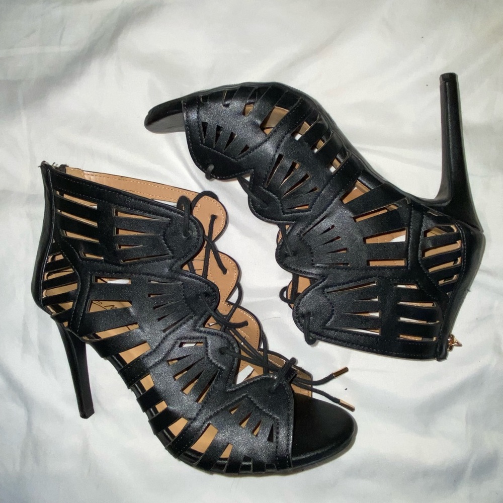 BLACK LACE UP HEELS 👠